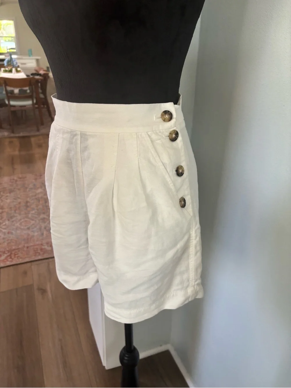 Wilfred Aritzia White High-Waist Pleated Linen-Blend Shorts size 0